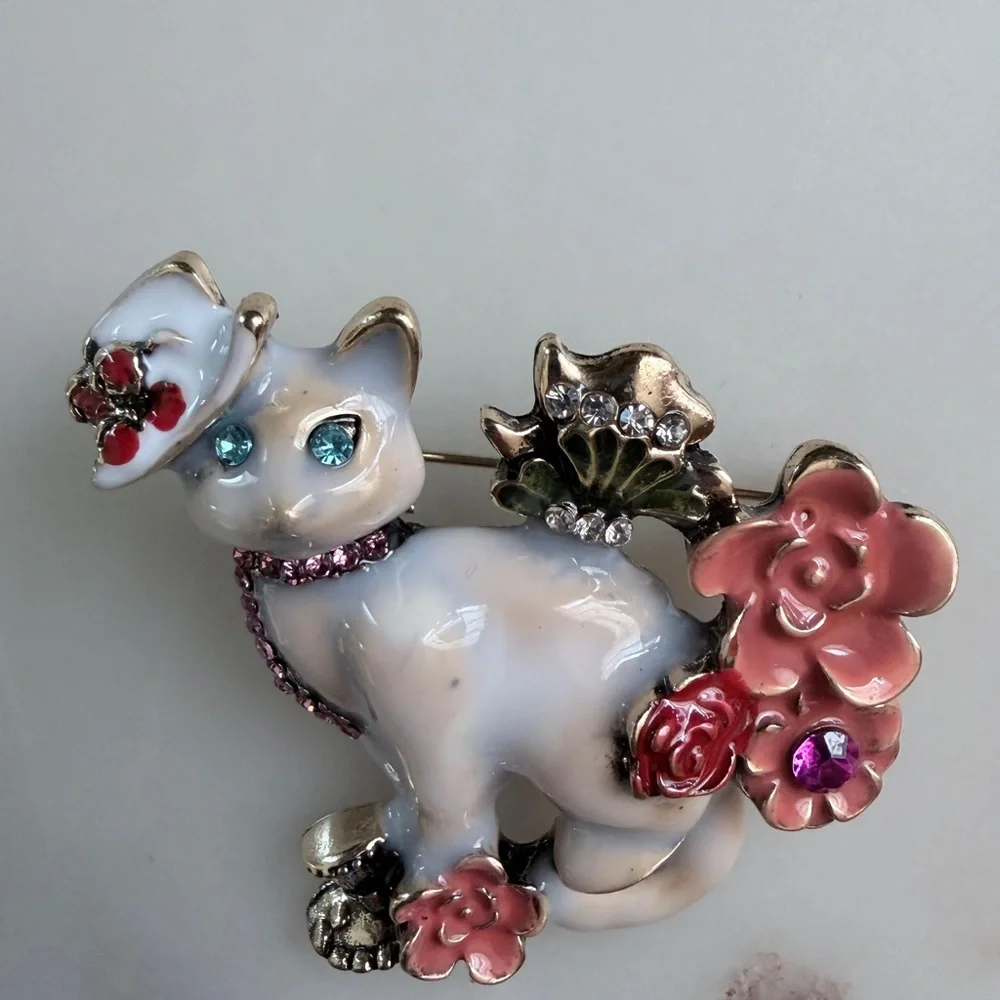 Elegant White Cat Brooch with Pink Floral Accents